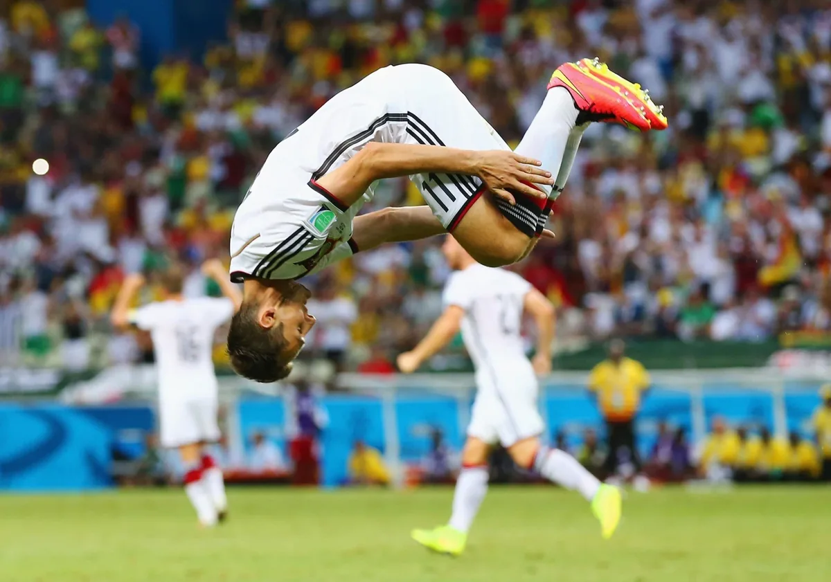 Miroslav Klose Dünya Kupası golünü takla atarak kutluyor