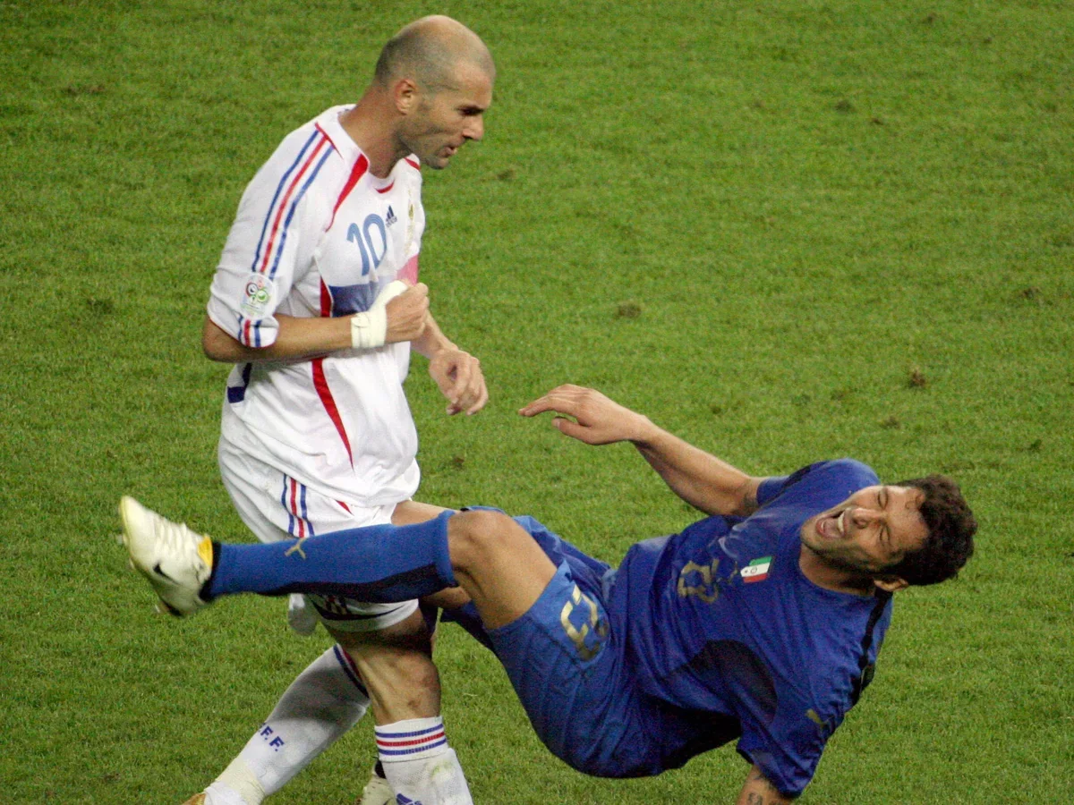 Zidane 2006 Dünya Kupası finalinde Materazzi'ye kafa atıyor